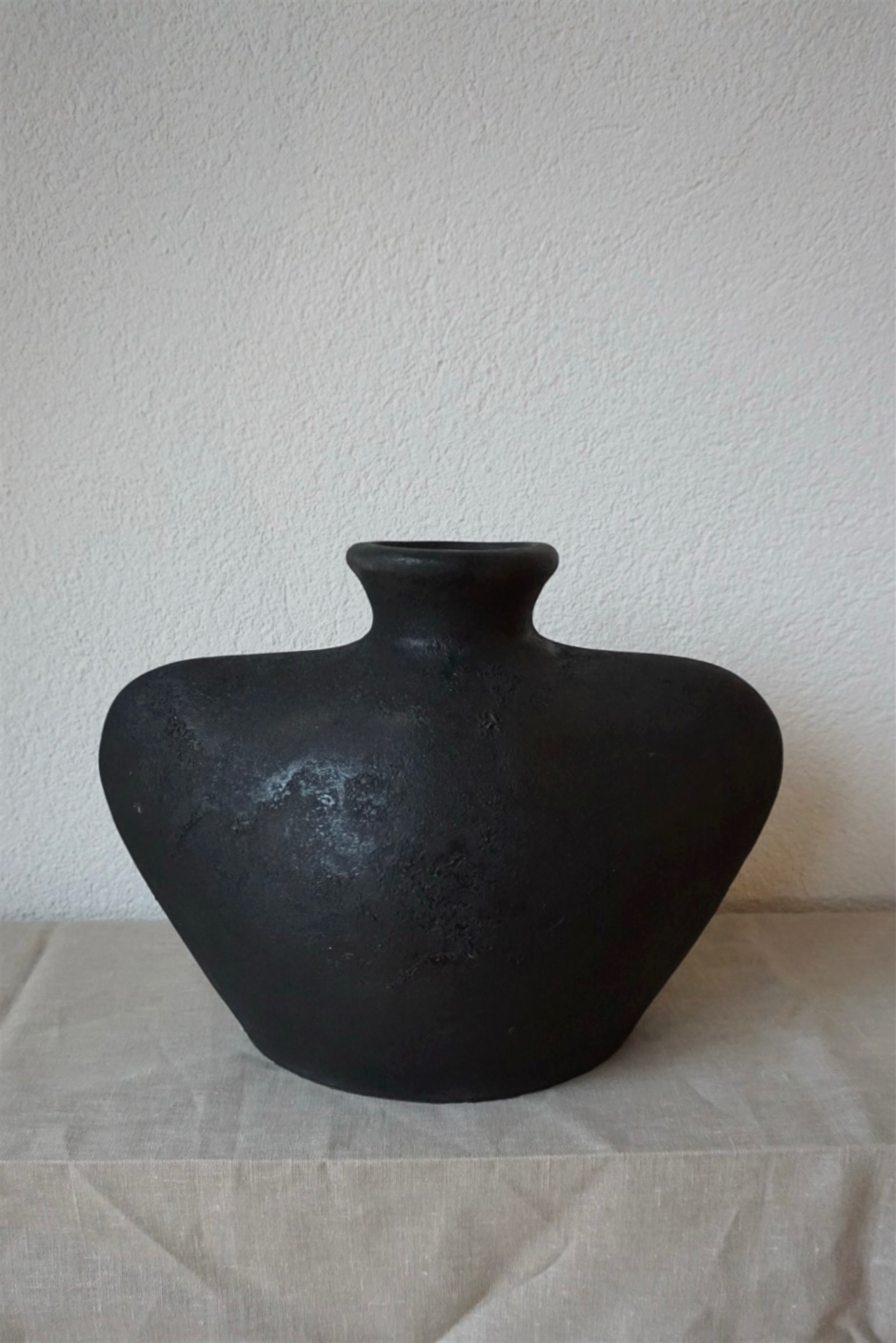 BLACK TERRACOTTA POT 02