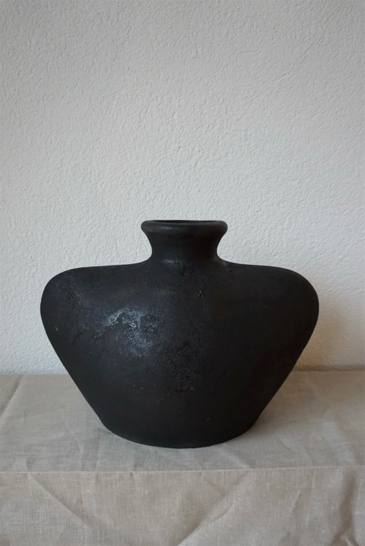 BLACK TERRACOTTA POT 02
